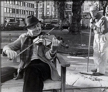 Grappelli jouant sur un banc 