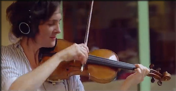 Fiona Monbet enregistre en studio