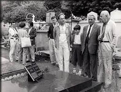 Stéphane grappelli sur la tombe de michel Warlop